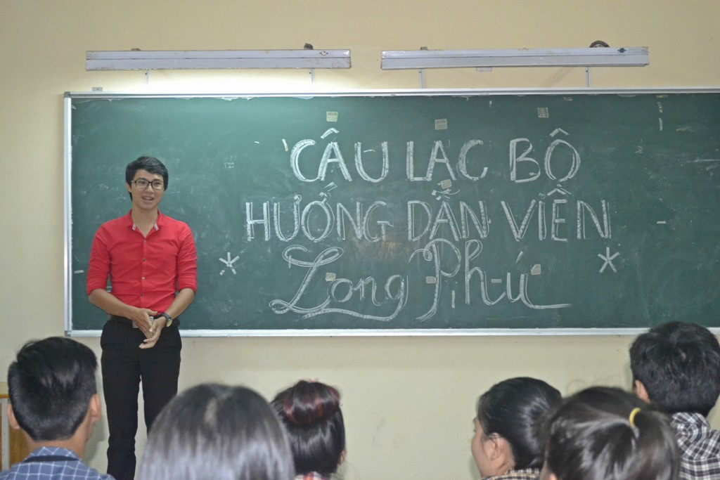 Các bạn sinh viên tập thuyết minh giới thiệu bản thân cau-lac-bo-huong-dan-vien-long-phu-1
