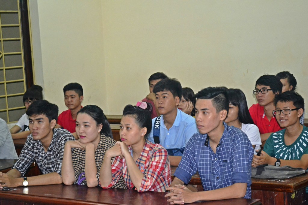 Tiết mục văn nghệ “cây nhà lá vườn” do sinh viên và hướng dẫn Long Phú góp vui cau-lac-bo-huong-dan-vien-long-phu-8